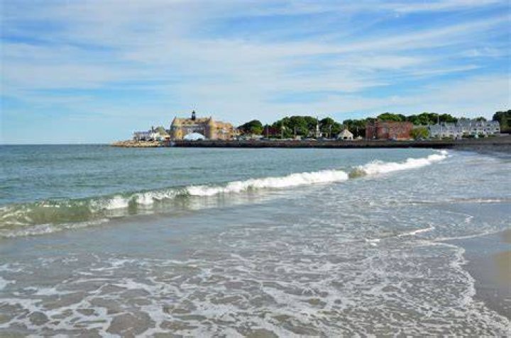 Can non residents go to narragansett beach?