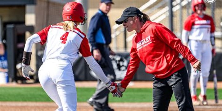 Can softball players leadoff?