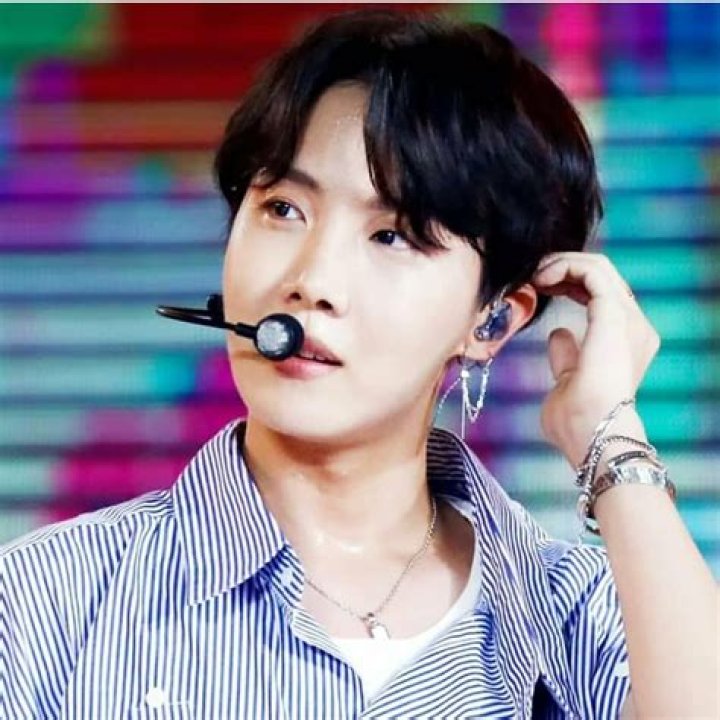 Did hoseok pierced his ears?