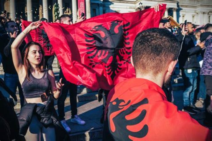 Do kosovars speak albanian?