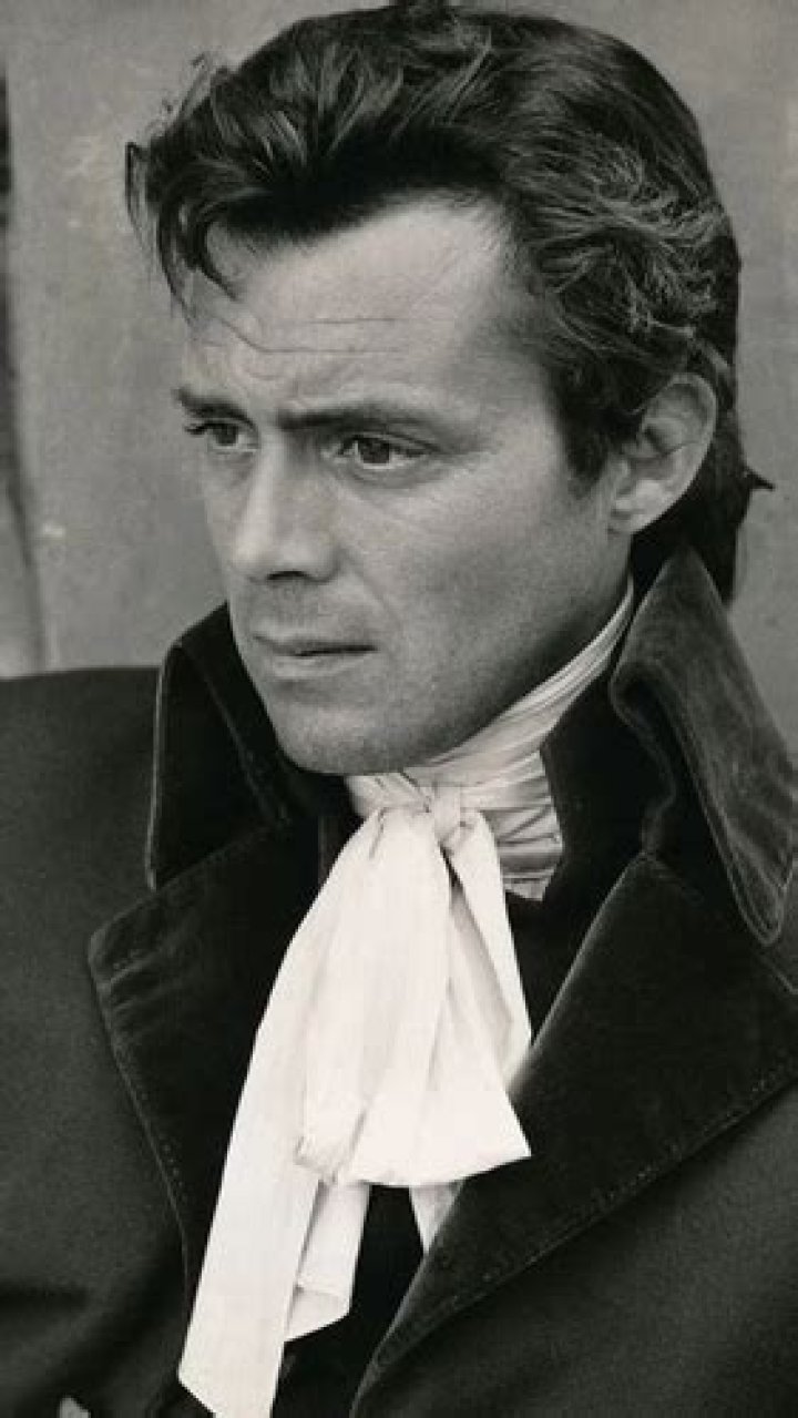 Does charles darnay die?