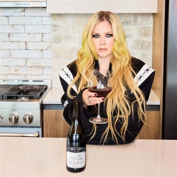 Has avril lavigne been married?