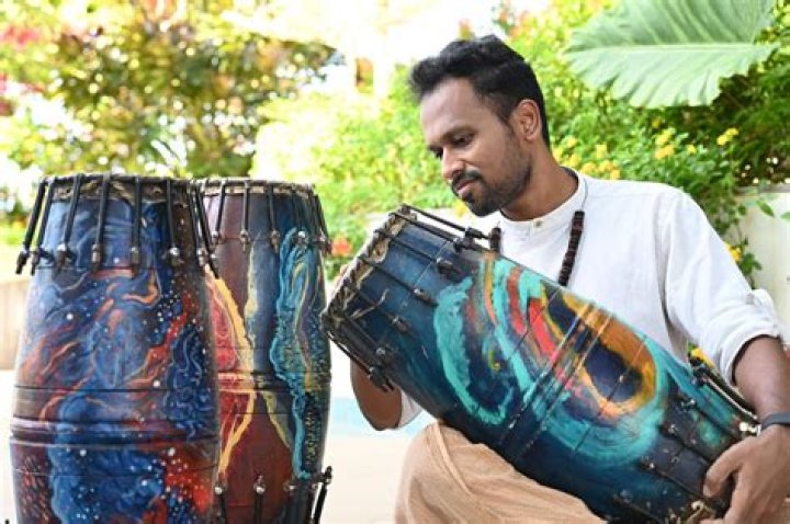 How a mridangam works?