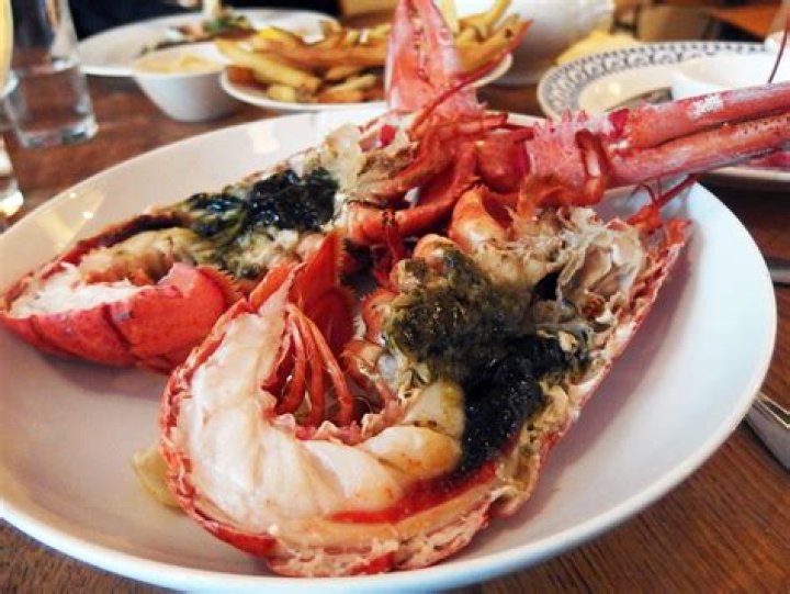 Is lobster tomalley safe to eat?