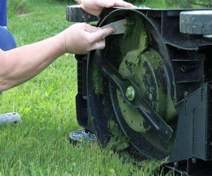 Should mower blades be sharp?