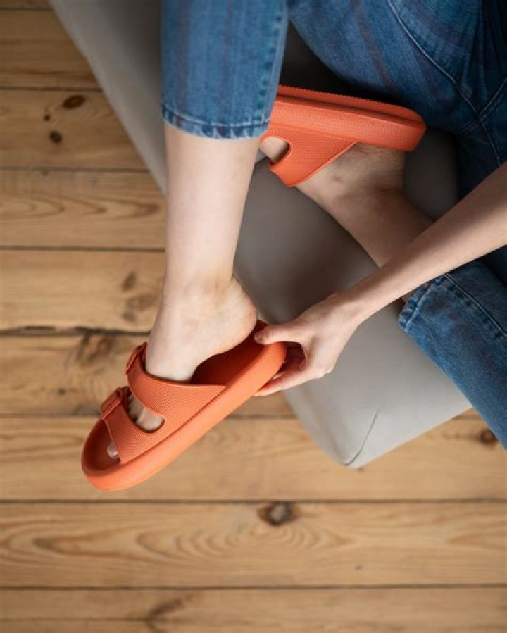 Should slippers be tight or loose?