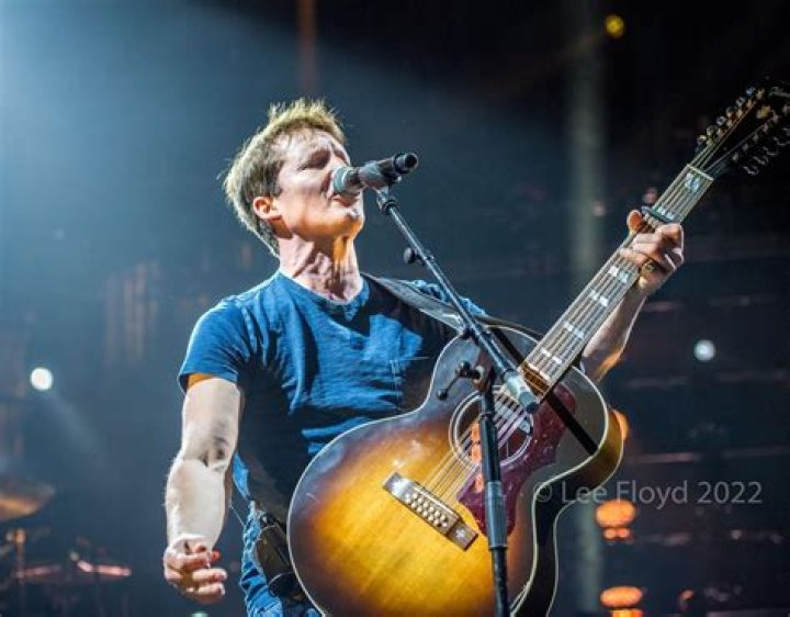 Were does james blunt live?