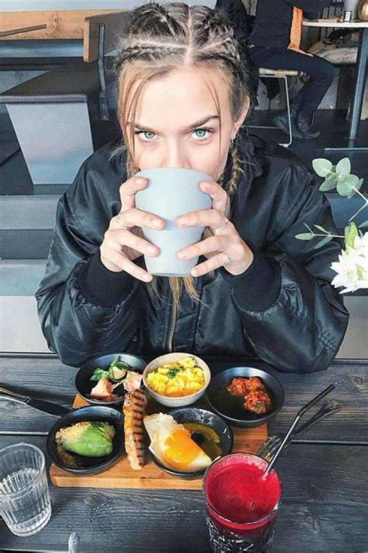 When do models eat?