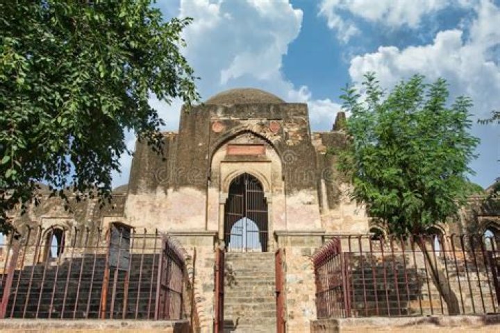 When was begumpuri mosque built?