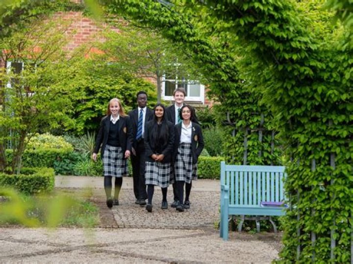 When was oakham school founded?