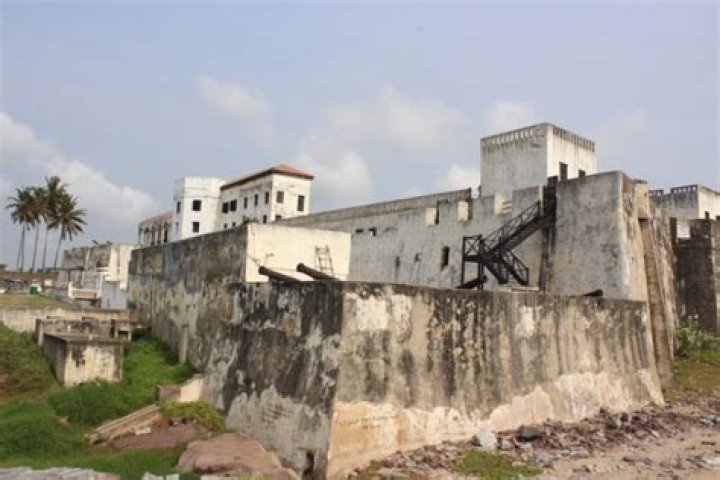When was the elmina castle built?