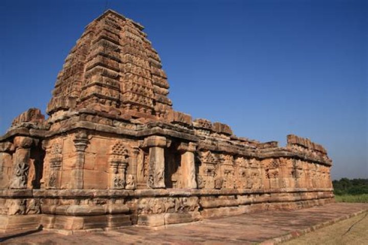Which are the famous centre of chalukyan architecture?