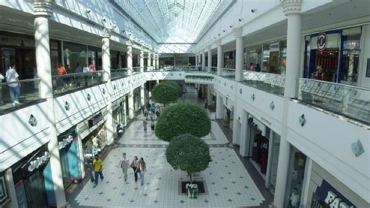 Why did irondequoit mall close?